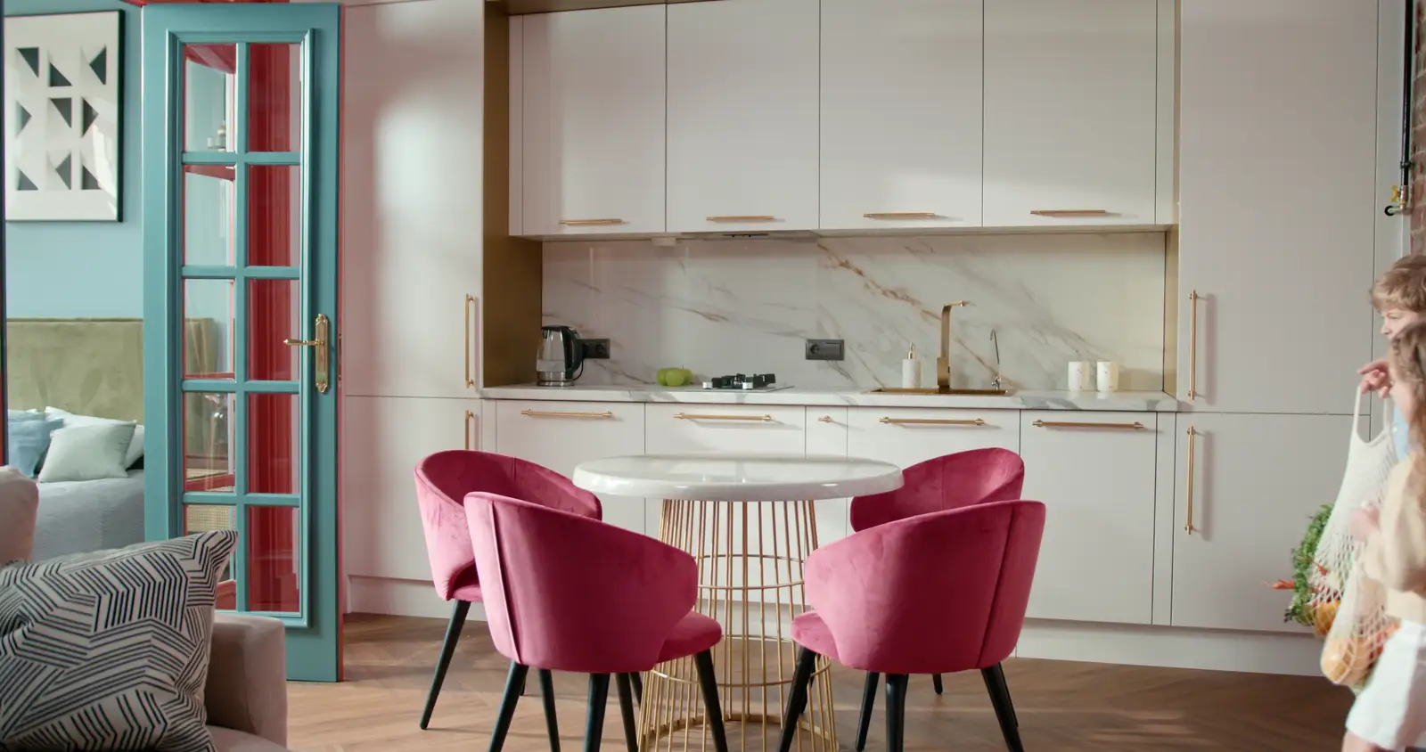 Sala de jantar aconchegante com móveis selecionados Skanvi
